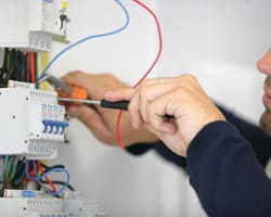 Électricien travaillant